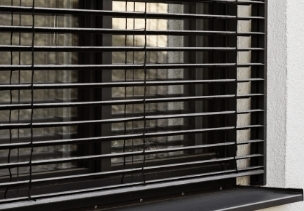 Exterior sun protection with slats in front of a window